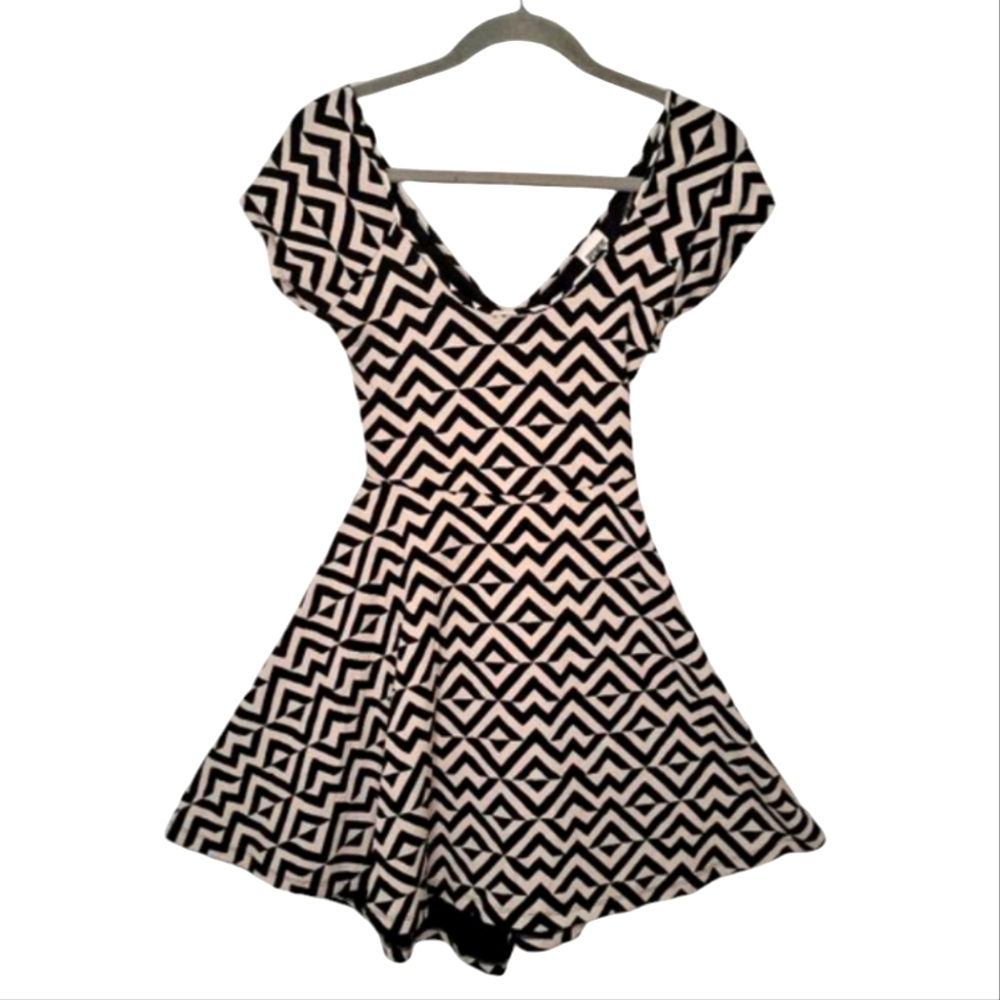 PINK Victoria's Secret Black and White Geometric Fit and Flare Dress Size Small